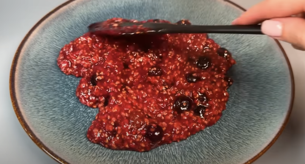 Tartalete cu unt, fructe, cremă de sufleu și decor de ciocolată
