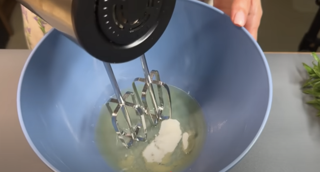 Tartalete cu unt, fructe, cremă de sufleu și decor de ciocolată