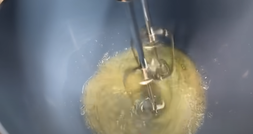 Tartalete cu unt, fructe, cremă de sufleu și decor de ciocolată