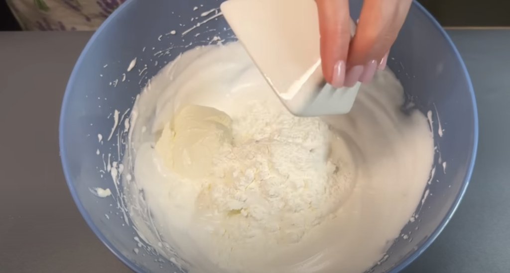 Tartalete cu unt, fructe, cremă de sufleu și decor de ciocolată