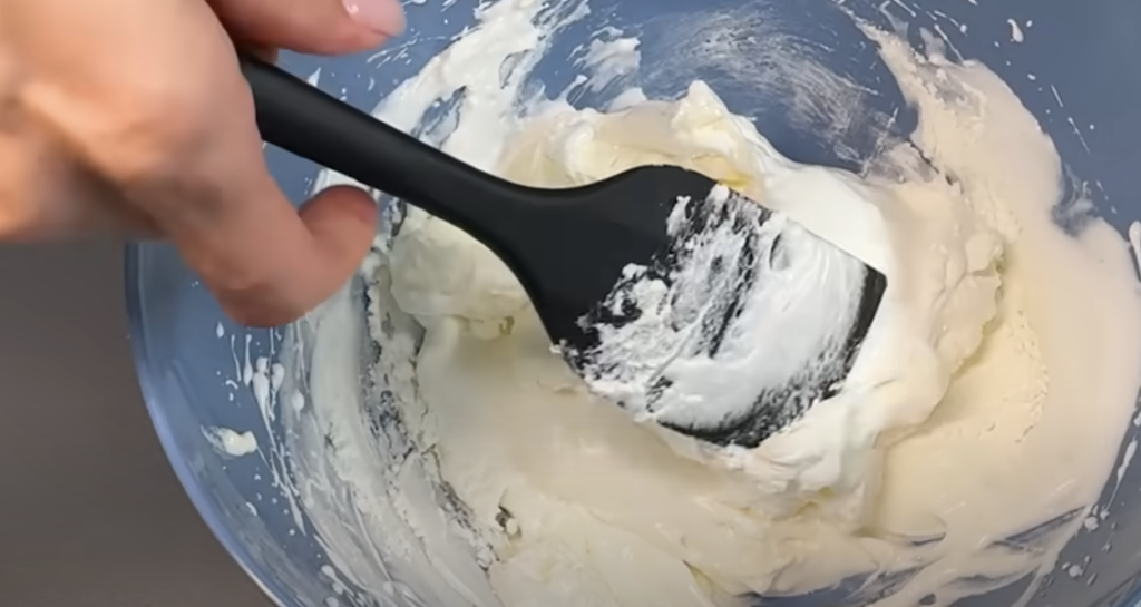 Tartalete cu unt, fructe, cremă de sufleu și decor de ciocolată