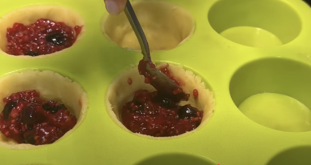 Tartalete cu unt, fructe, cremă de sufleu și decor de ciocolată