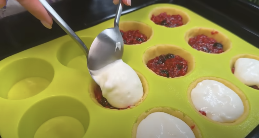 Tartalete cu unt, fructe, cremă de sufleu și decor de ciocolată