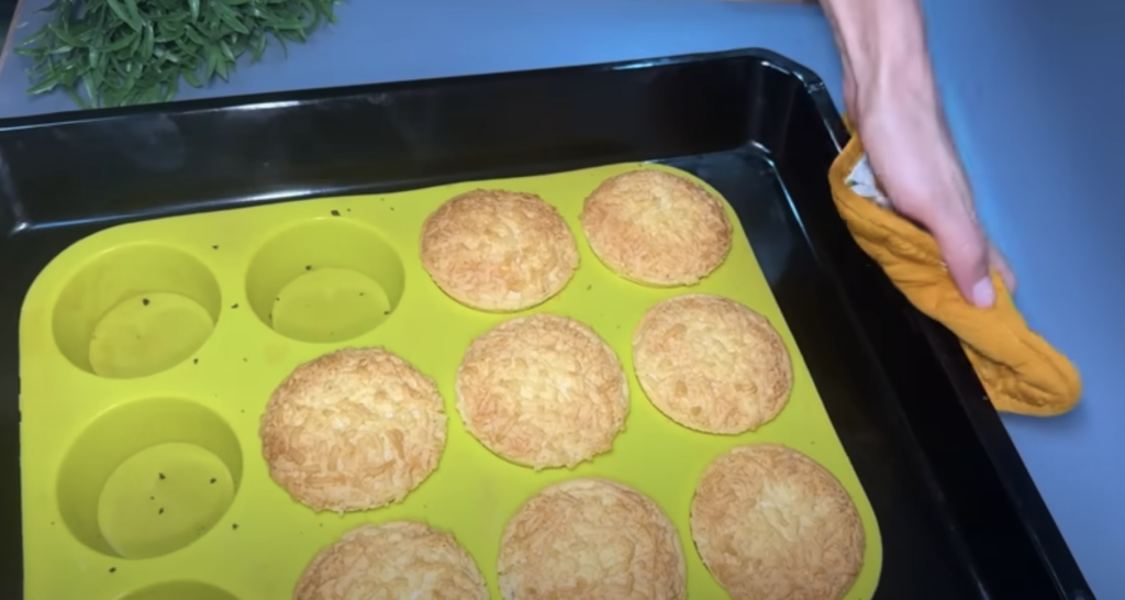Tartalete cu unt, fructe, cremă de sufleu și decor de ciocolată