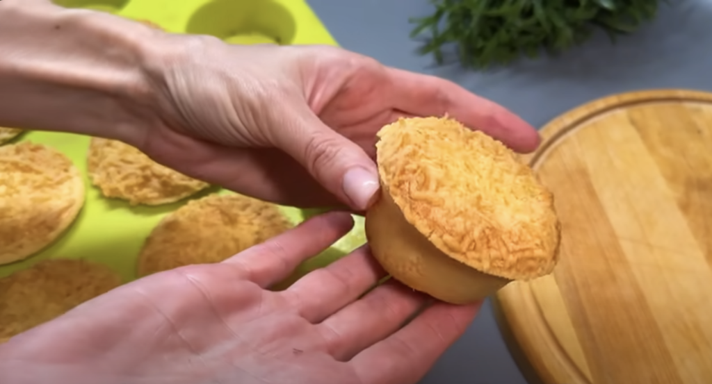 Tartalete cu unt, fructe, cremă de sufleu și decor de ciocolată