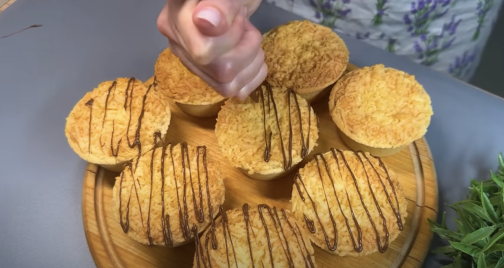 Tartalete cu unt, fructe, cremă de sufleu și decor de ciocolată