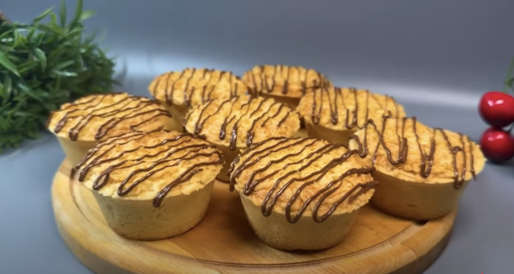 Tartalete cu unt, fructe, cremă de sufleu și decor de ciocolată