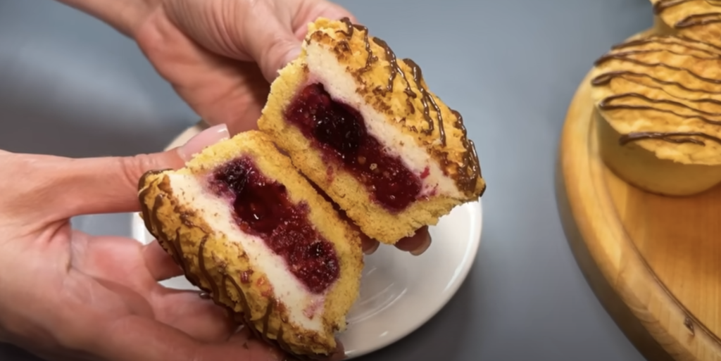 Máslové tartaletky s ovocem, suflé krémem a čokoládovým zdobením