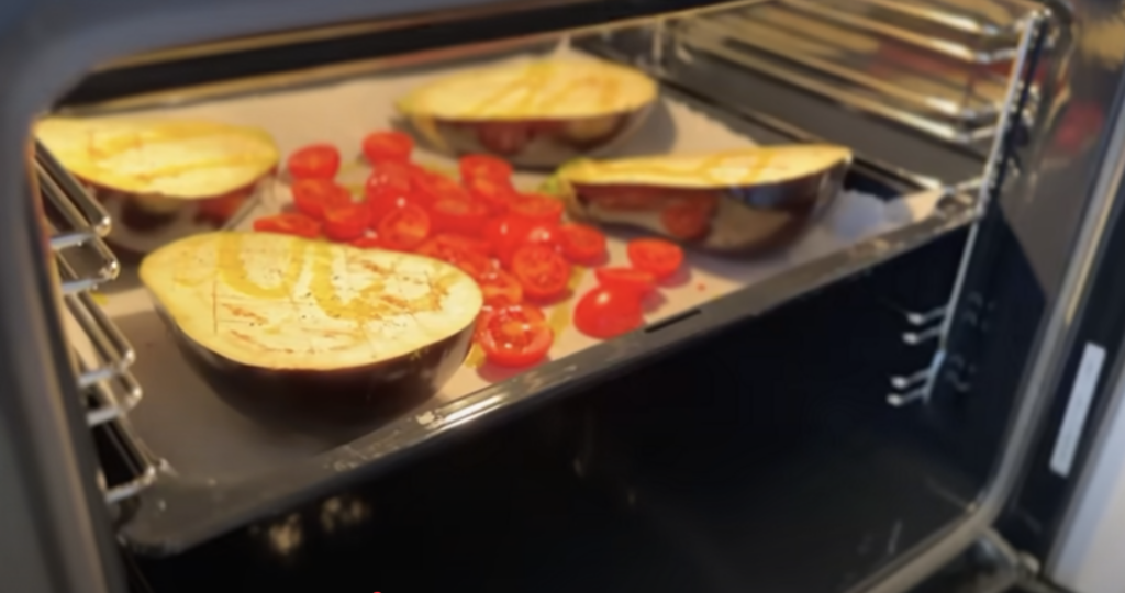 Zapečené lilky s cherry rajčátky, tuňákem, bylinkami a křupavou strouhankou
