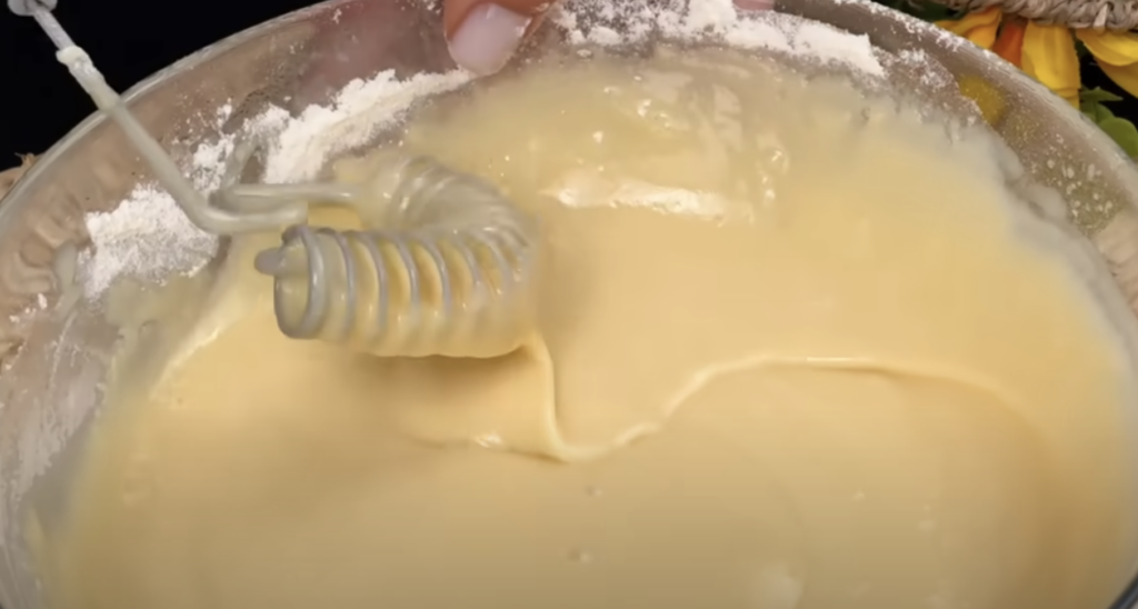 Dvoubarevný mramorový koláč s jahodami a tvarohovou náplní