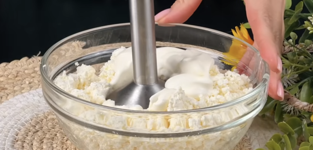 Jemný tvarohový koláč s ostružinami – nadýchaný letní dezert, který si zamilujete