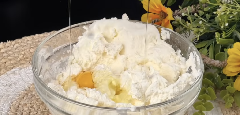 Jemný tvarohový koláč s ostružinami – nadýchaný letní dezert, který si zamilujete