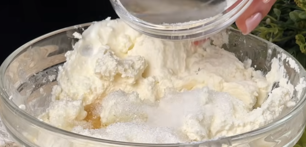 Jemný tvarohový koláč s ostružinami – nadýchaný letní dezert, který si zamilujete