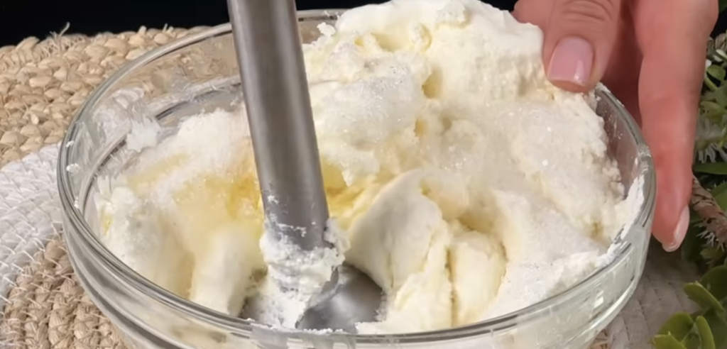 Jemný tvarohový koláč s ostružinami – nadýchaný letní dezert, který si zamilujete