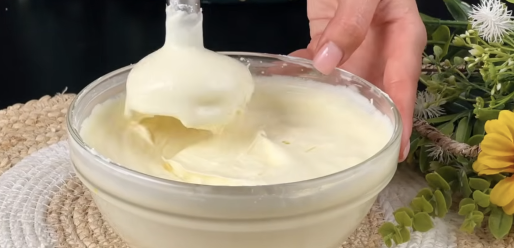 Jemný tvarohový koláč s ostružinami – nadýchaný letní dezert, který si zamilujete