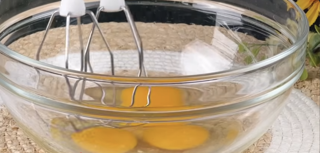 Jemný tvarohový koláč s ostružinami – nadýchaný letní dezert, který si zamilujete