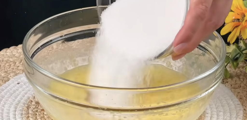 Jemný tvarohový koláč s ostružinami – nadýchaný letní dezert, který si zamilujete