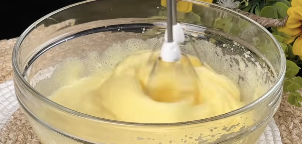 Jemný tvarohový koláč s ostružinami – nadýchaný letní dezert, který si zamilujete