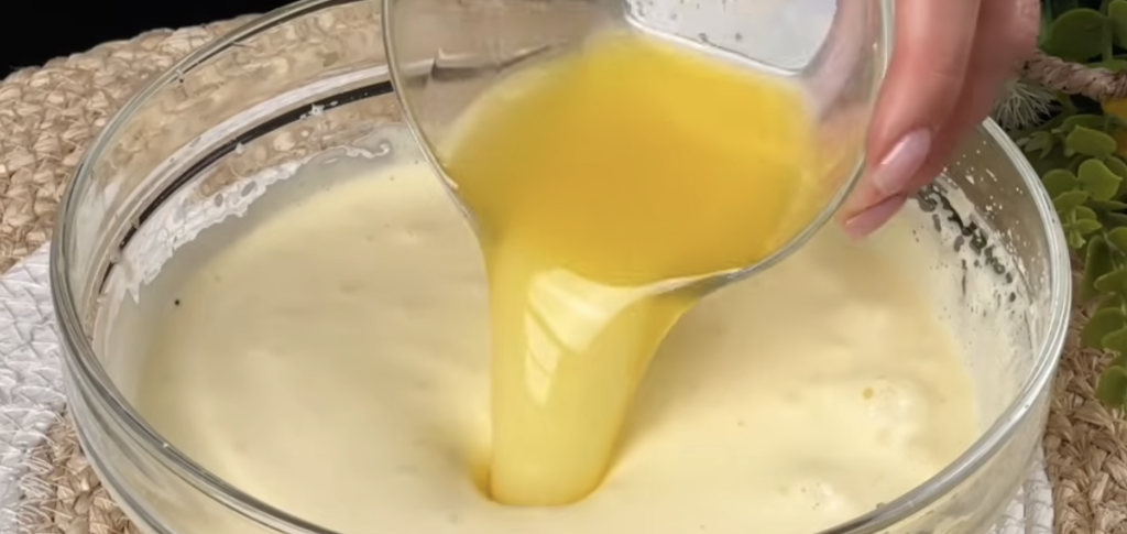 Jemný tvarohový koláč s ostružinami – nadýchaný letní dezert, který si zamilujete