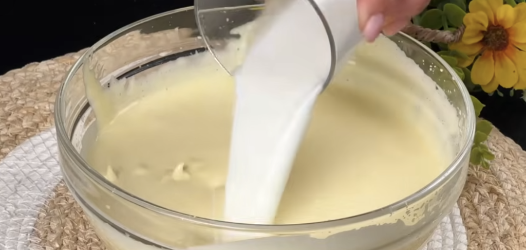 Jemný tvarohový koláč s ostružinami – nadýchaný letní dezert, který si zamilujete