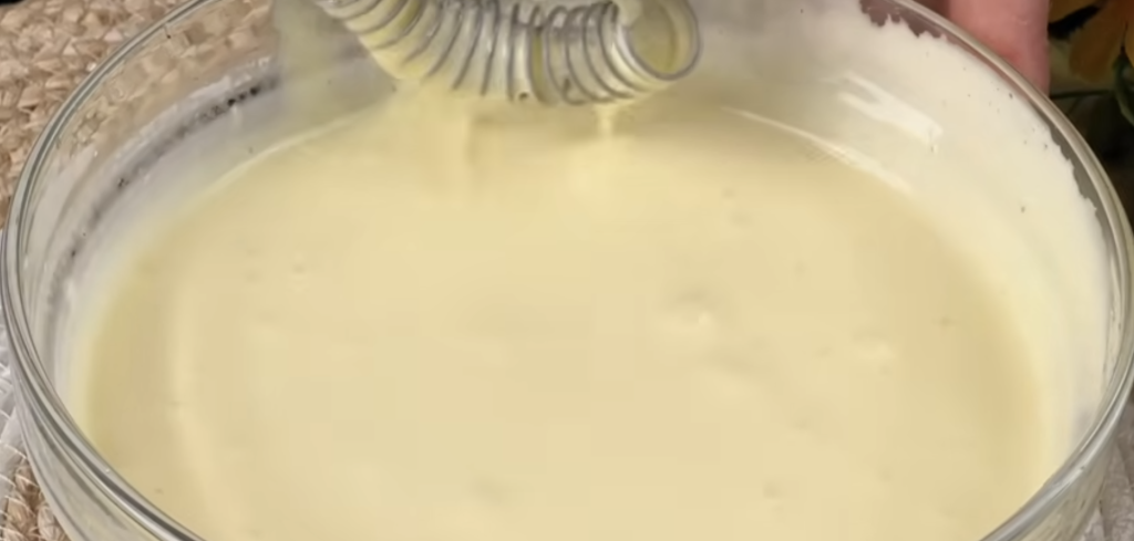 Jemný tvarohový koláč s ostružinami – nadýchaný letní dezert, který si zamilujete