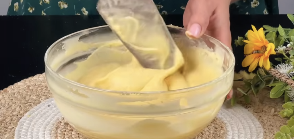 Jemný tvarohový koláč s ostružinami – nadýchaný letní dezert, který si zamilujete