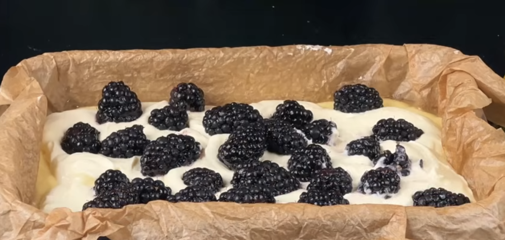 Jemný tvarohový koláč s ostružinami – nadýchaný letní dezert, který si zamilujete