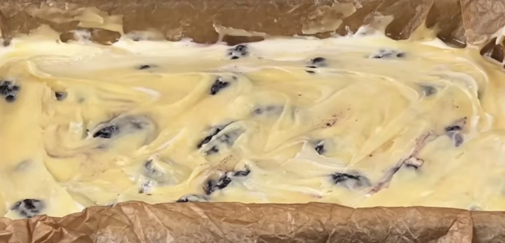 Jemný tvarohový koláč s ostružinami – nadýchaný letní dezert, který si zamilujete