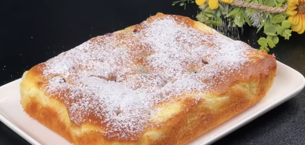 Jemný tvarohový koláč s ostružinami – nadýchaný letní dezert, který si zamilujete