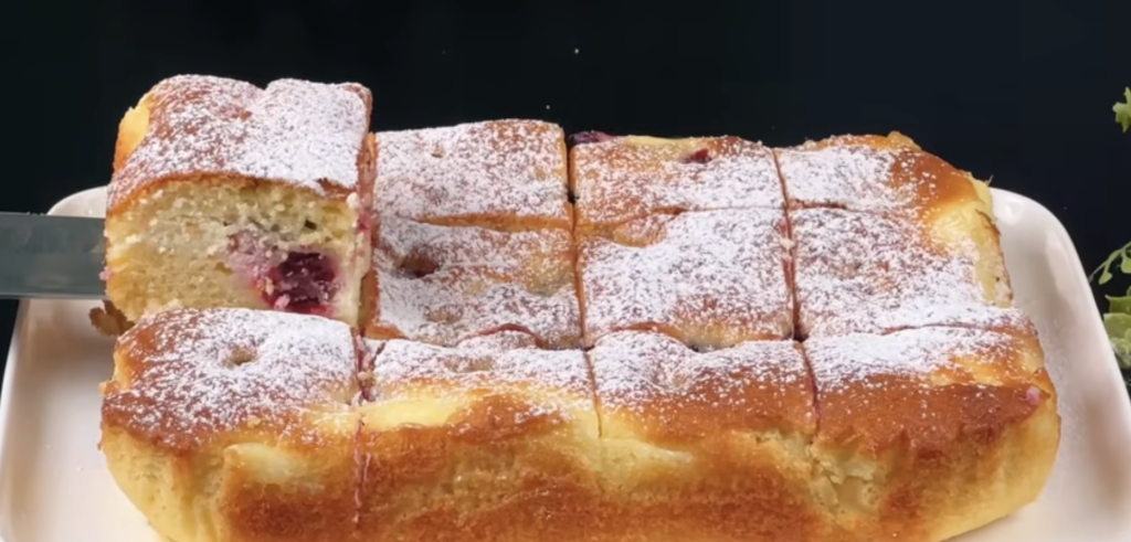 Jemný tvarohový koláč s ostružinami – nadýchaný letní dezert, který si zamilujete