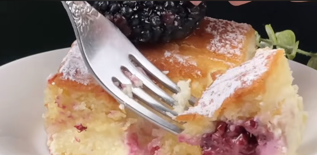 Jemný tvarohový koláč s ostružinami – nadýchaný letní dezert, který si zamilujete