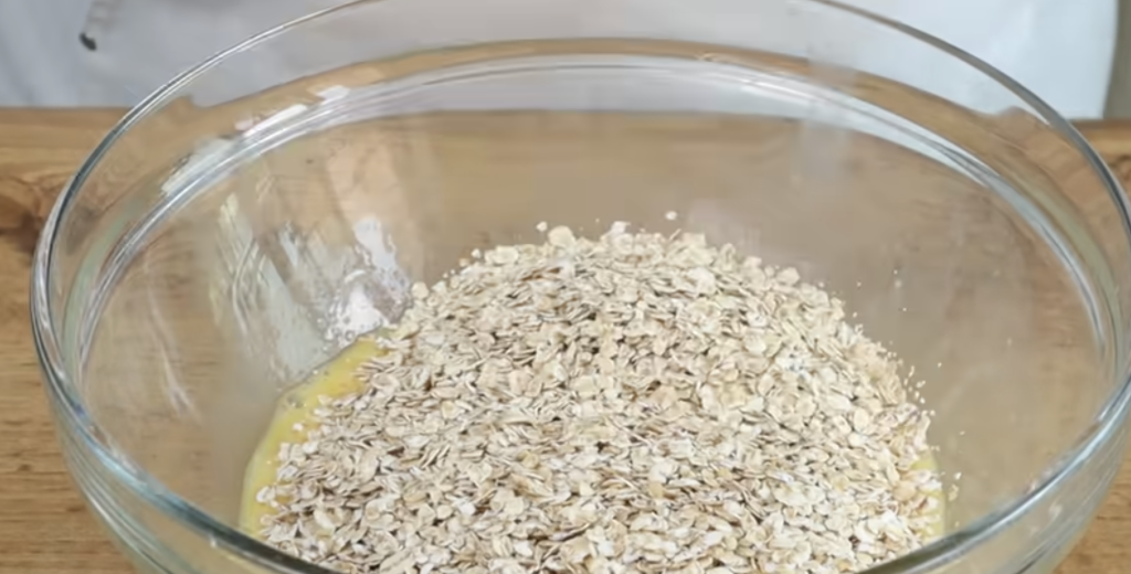 Sladký ovesný chléb s jablky, rozinkami a jemným jogurtovo-ovocným krémem