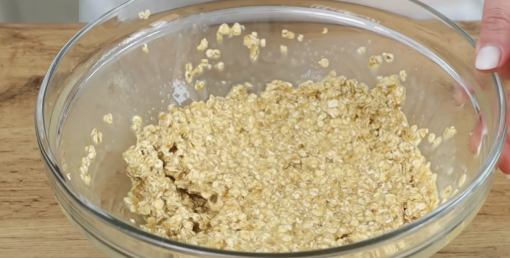 Sladký ovesný chléb s jablky, rozinkami a jemným jogurtovo-ovocným krémem