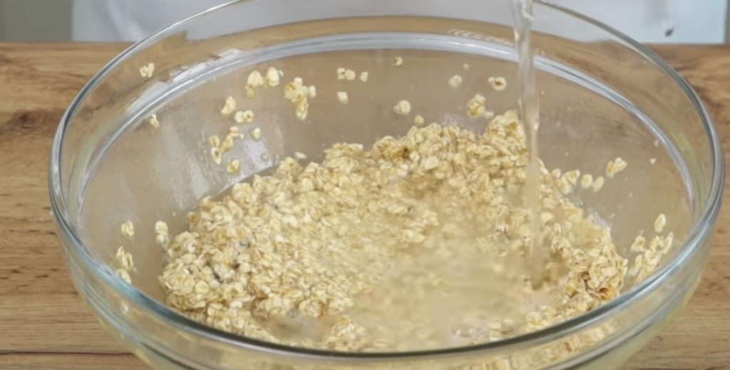 Sladký ovesný chléb s jablky, rozinkami a jemným jogurtovo-ovocným krémem