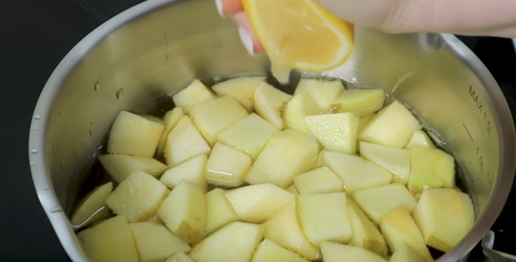 Sladký ovesný chléb s jablky, rozinkami a jemným jogurtovo-ovocným krémem