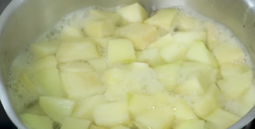 Sladký ovesný chléb s jablky, rozinkami a jemným jogurtovo-ovocným krémem