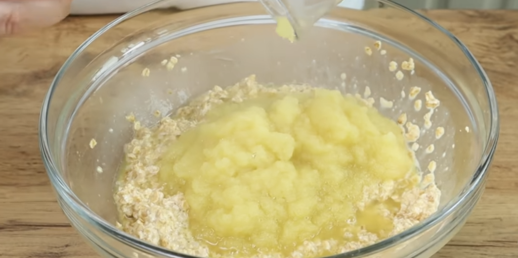 Sladký ovesný chléb s jablky, rozinkami a jemným jogurtovo-ovocným krémem