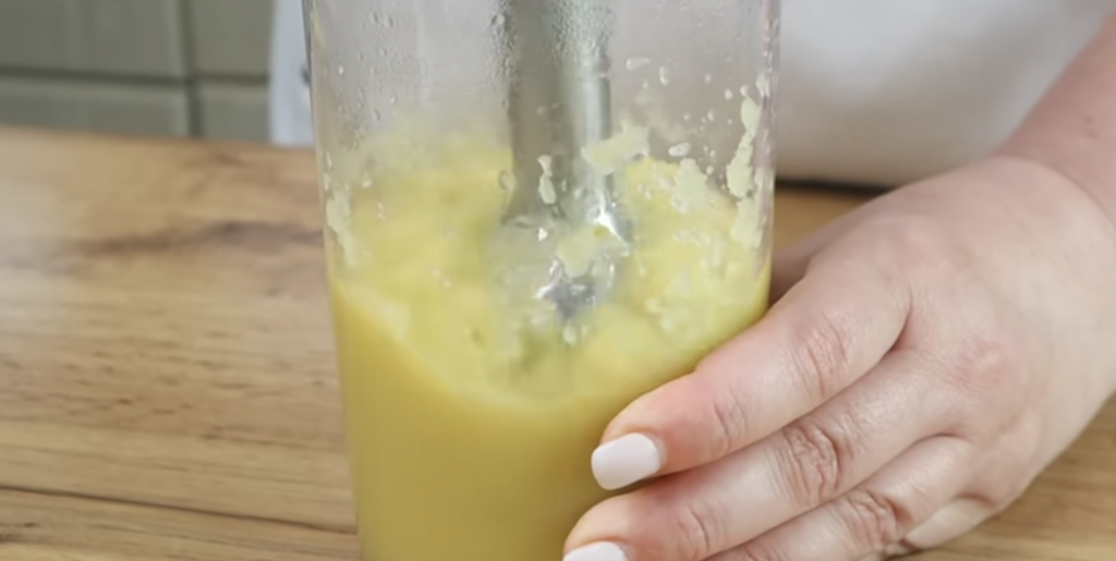 Sladký ovesný chléb s jablky, rozinkami a jemným jogurtovo-ovocným krémem