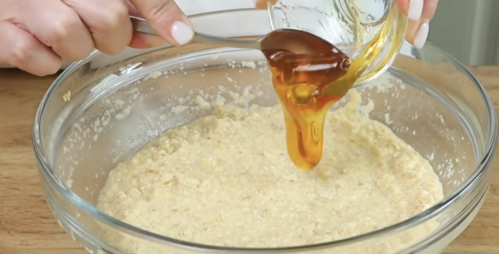 Sladký ovesný chléb s jablky, rozinkami a jemným jogurtovo-ovocným krémem