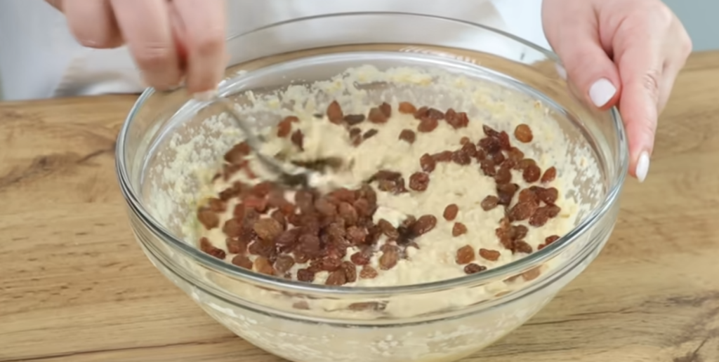 Sladký ovesný chléb s jablky, rozinkami a jemným jogurtovo-ovocným krémem