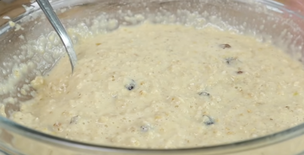 Sladký ovesný chléb s jablky, rozinkami a jemným jogurtovo-ovocným krémem