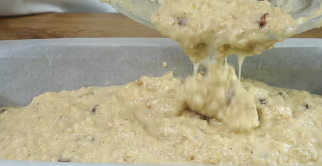 Sladký ovesný chléb s jablky, rozinkami a jemným jogurtovo-ovocným krémem