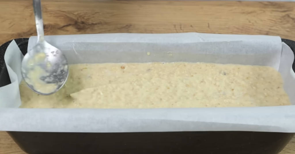 Sladký ovesný chléb s jablky, rozinkami a jemným jogurtovo-ovocným krémem