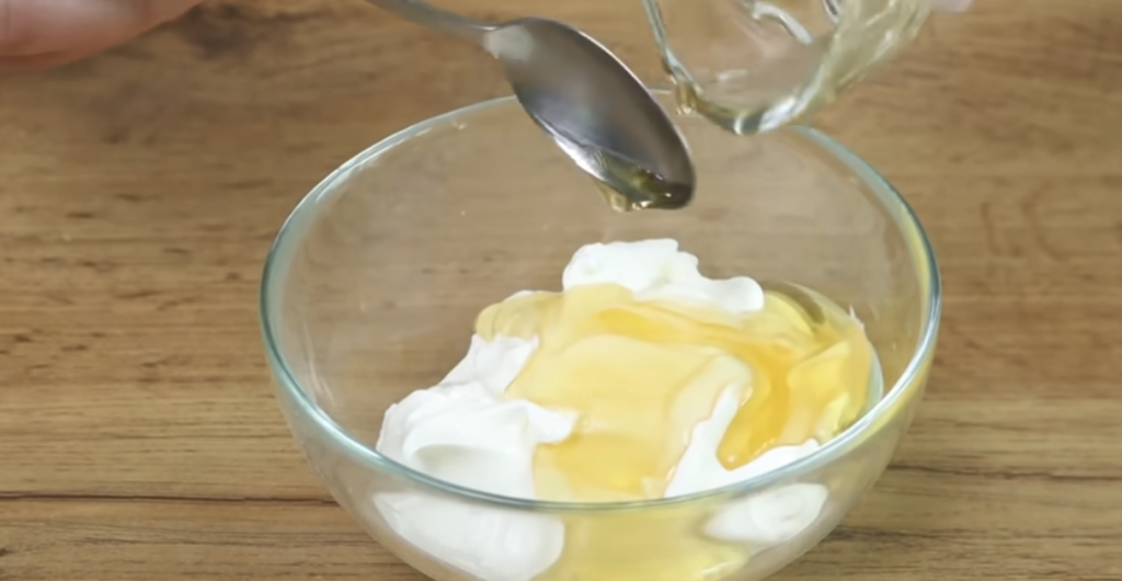 Sladký ovesný chléb s jablky, rozinkami a jemným jogurtovo-ovocným krémem