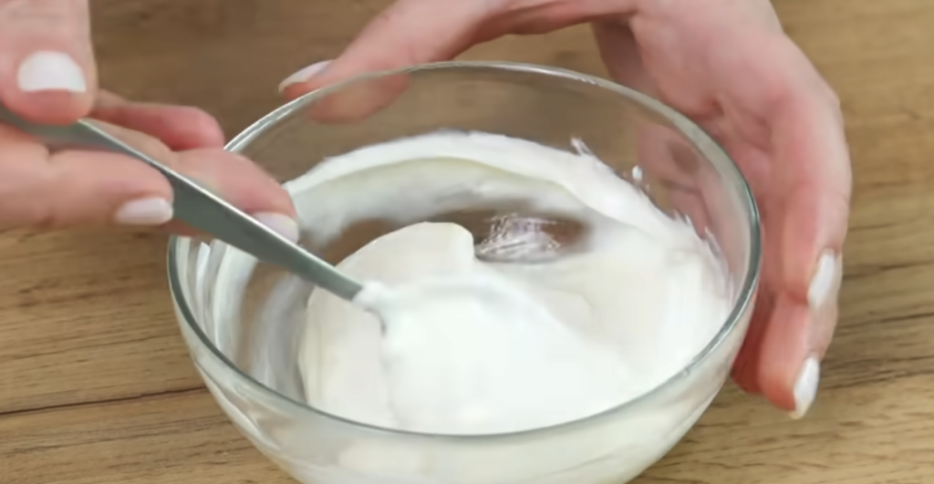 Sladký ovesný chléb s jablky, rozinkami a jemným jogurtovo-ovocným krémem