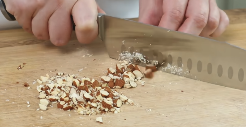 Sladký ovesný chléb s jablky, rozinkami a jemným jogurtovo-ovocným krémem