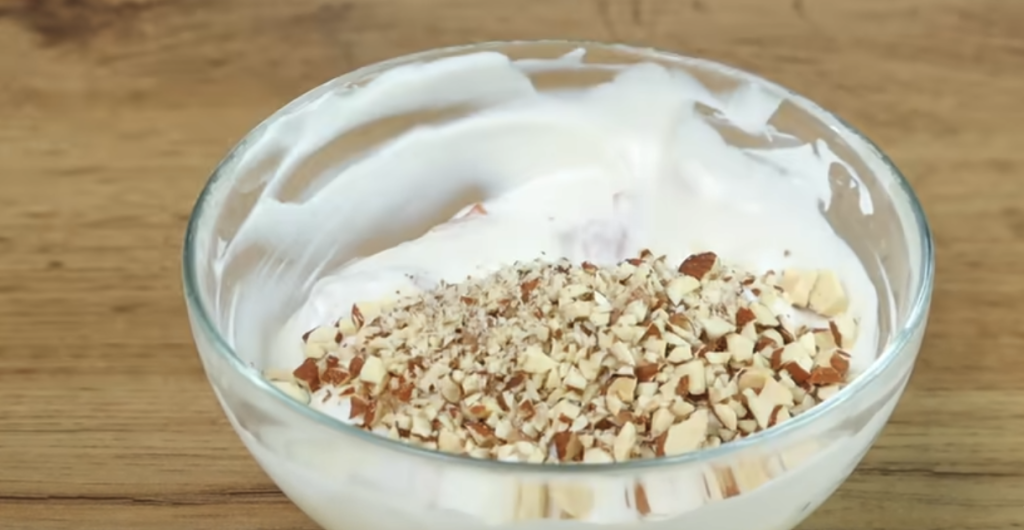 Sladký ovesný chléb s jablky, rozinkami a jemným jogurtovo-ovocným krémem