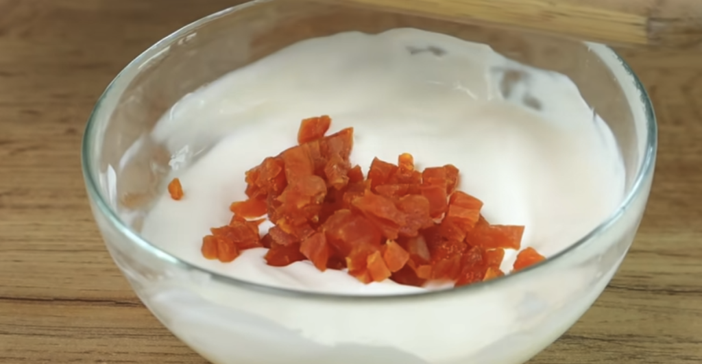 Sladký ovesný chléb s jablky, rozinkami a jemným jogurtovo-ovocným krémem