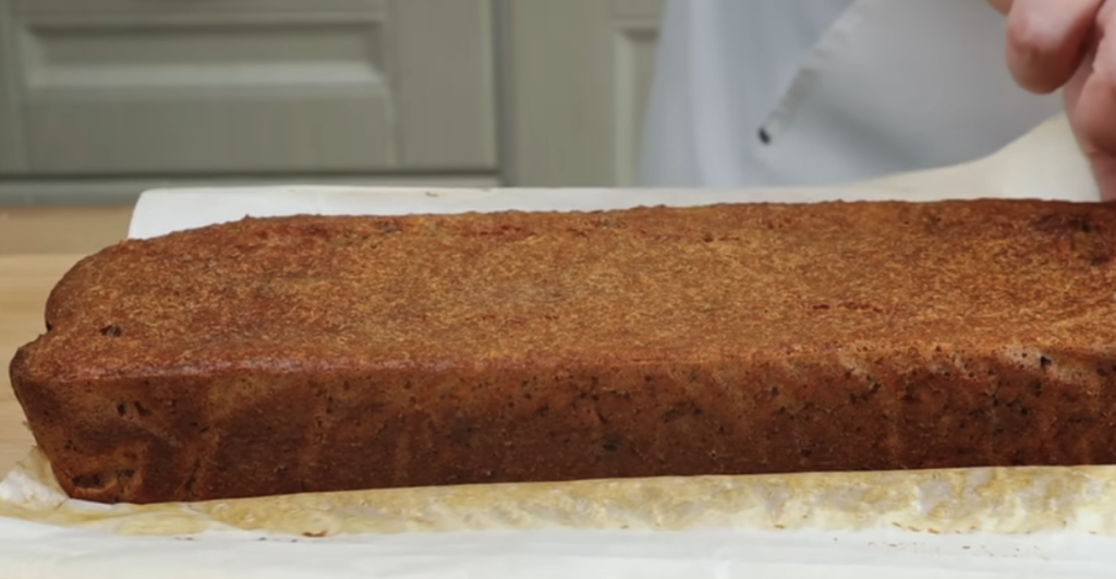 Sladký ovesný chléb s jablky, rozinkami a jemným jogurtovo-ovocným krémem