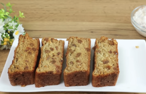 Sladký ovesný chléb s jablky a rozinkami – vláčný, voňavý a s jogurtovo-ovocným krémem Sladký ovesný chléb s jablky, rozinkami a jemným jogurtovo-ovocným krémem